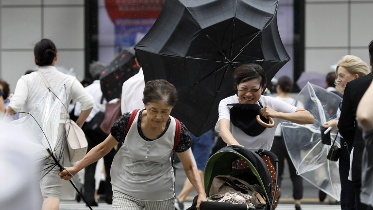 Японските власти препоръчват евакуация на над 300 000 жители