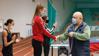 Министър Кралев наблюдава стартовете на националния шампионат по лека атлетика в зала за юноши и девойки