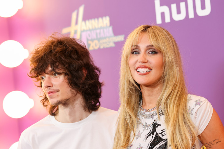 Майли Сайръс с годеника си Макс Морандо