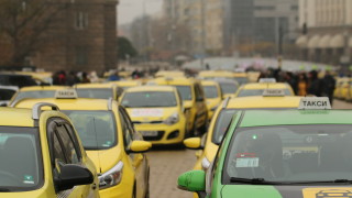 Българският таксиметров бранш е реално застрашен от заобикалящите закона и