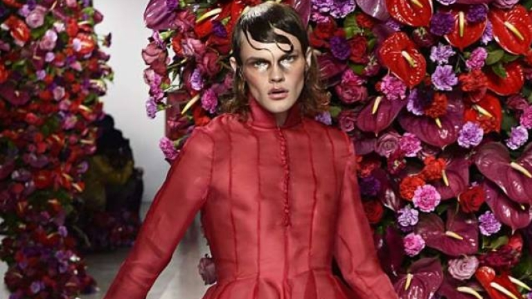 Мъжка гавра на модния подиум в Милано (СНИМКИ)