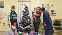 Децата от УНГ отделението в ИСУЛ с подаръци от Дядо Коледа