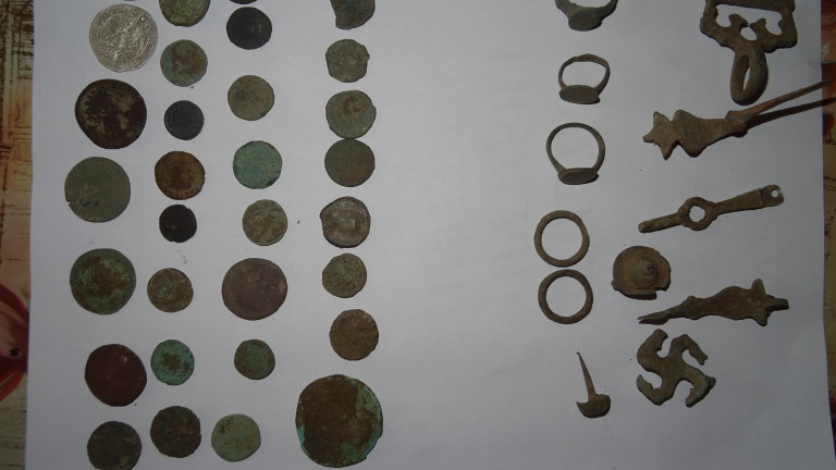 Иззеха голямо количество антични монети в Старозагорско, съобщават от полицията.