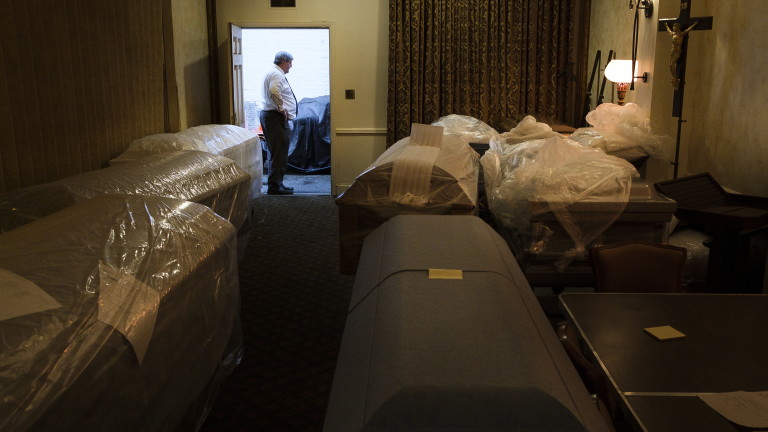 Жертвите на COVID-19 в САЩ вече са повече от загиналите за 70 години войни