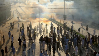 Протести избухнаха в Пакистан във вторник след като бившият премиер
