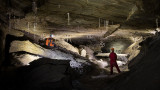 Български пещерняци влизат в солните пещери на планината Содом