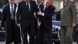 Фенове на „Милан" посрещат Берлускони