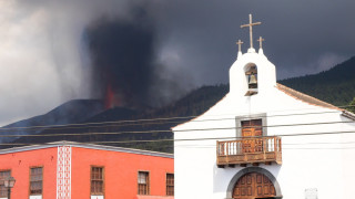 Вулканът на Канарите продължава да изхвърля лава, 400 са унищожените сгради