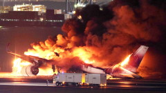 Самолет избухна в пламъци, приземявайки се на летище в Токио