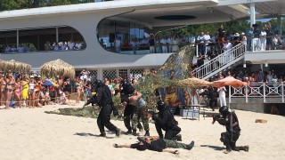 Демонстрации на ВМС изненадаха плажуващите във Варна