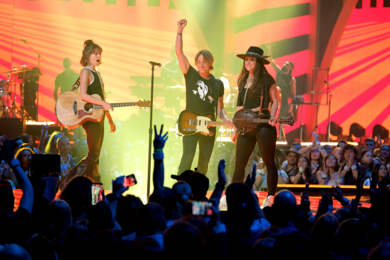 Кийт Ърбан и Маги Бо (вдясно)