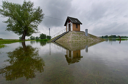 Евакуираха 3000 души заради наводненията в Полша