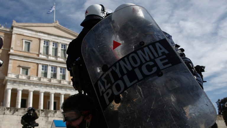 Парламентът на Гърция одобри полицейски патрули в университетите
