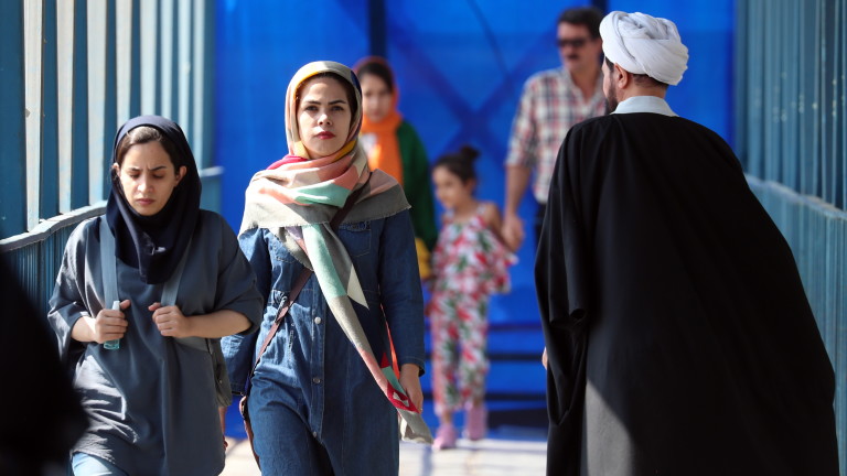 Иран обмисля промени в закона за носене на хиджаб