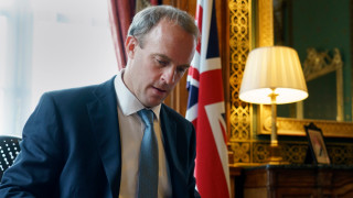 Британският вицепремиер Доминик Рааб подаде оставка