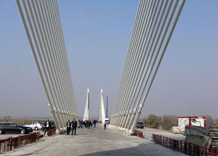 Пешеходци и велосипедисти без такса за Дунав мост 2