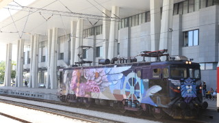 Уникален по рода си изцяло изрисуван локомотив пътува за първи