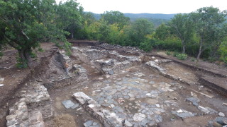 Добре запазена селищна могила на 7000 г проучват археолози в