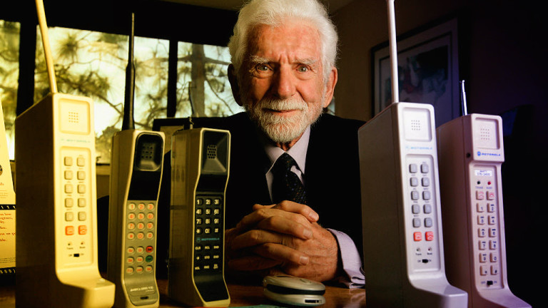45 години от създаването на мобилния телефон. Как е изглеждал първият?