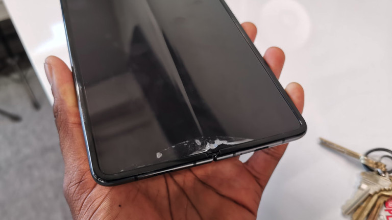 Samsung отлага пускането на пазара на сгъваемия си телефон за $2000 заради дефект