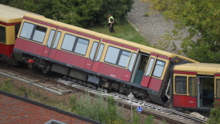 Влак свързан с Берлин се удари в камион на железопътен