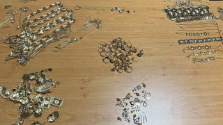 Митнически служители на ГКПП Лесово откриха 1 кг златни накити
