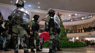 Хонгконгската полиция стреля със сълзотворен газ по хиляди протестиращи мнозина носещи