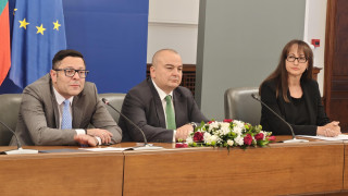 Край на хеликоптерните пари: Кабинетът маха акциза на газа, готви "инфлационен чек"