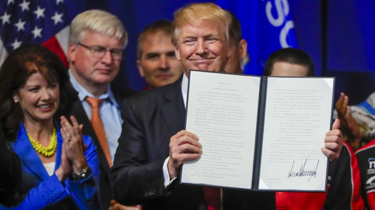 Тръмп подписа "Купувай американско, наемай американец"