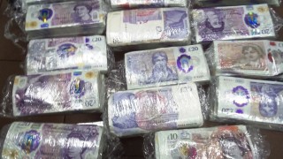 Митничари отриха пачки недекларирани паундове скрити в кабинка на тир