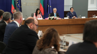 Премиерът акад Николай Денков и вицепремиерът и министър на външните