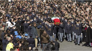 Десетки хиляди изпратиха убития полицай в Катания