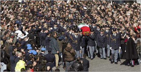 Десетки хиляди изпратиха убития полицай в Катания