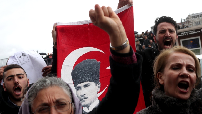 Хиляди протестират в Анкара след хвърлянето в затвора на опозиционен депутат