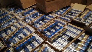 Задържаха над 900 000 къса нелегални цигари при две проверки