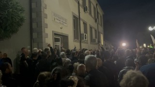 До напрежение се е стигнало тази вечер на протест пред