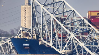 Пристанището на Балтимор отвори временен канал в понеделник освобождавайки някои