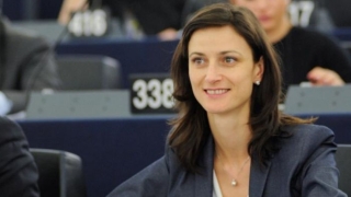 Мария Габриел призовава за общ европейски подход срещу фалшивите новини