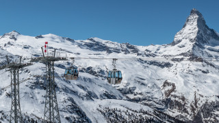 Спасиха над 100 скиори, блокирани на лифт в Италианските Алпи 