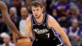 Баскетболната ни звезда Александър Везенков и съотборниците му от Сакраменто