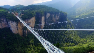 На разходка по най-екстремния мост в света (ВИДЕО)
