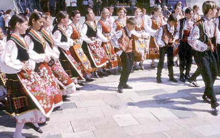 В Плевен се изви най-дългото Великденско хоро