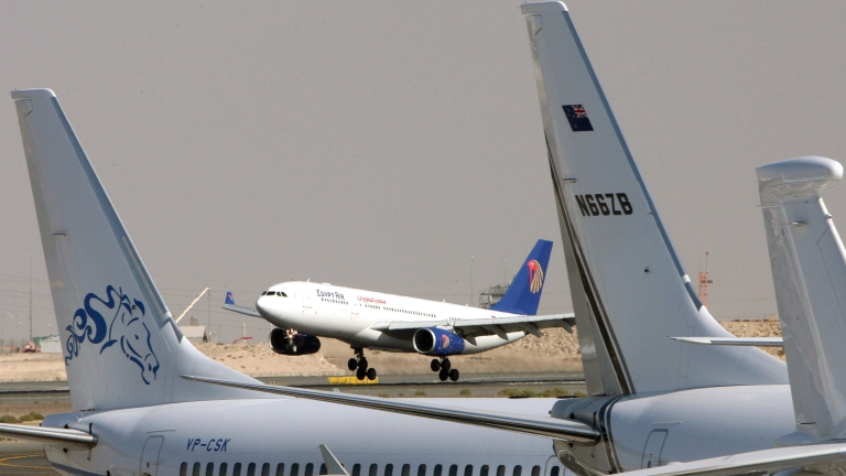 За трети път за 5 месеца летището в Дубай затворено заради безпилотен самолет