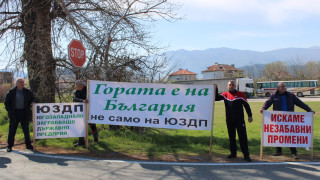 Протест на дървопреработвателни фирми блокира за кратко движението по главен