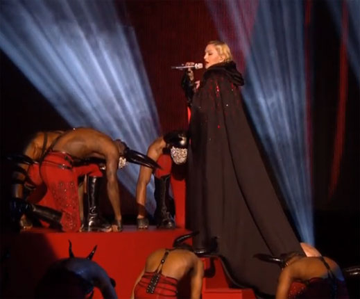 Мадона се преби жестоко на наградите BRIT (ВИДЕО)