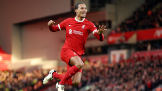 Капитанът на Ливърпул Върджил ван Дайк виси на косъм за