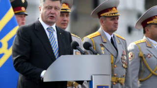 Украйна отбеляза 24 г. независимост с парад, докато боевете продължават