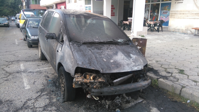 Две коли горяха тази нощ в Сандански, едната е на полицай