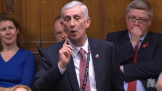 Лейбъристът Линдзи Хойл води на изборите за председател на Камарата на