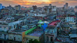 Комунистическото правителство на Куба заяви че ще закрие всички несъществени